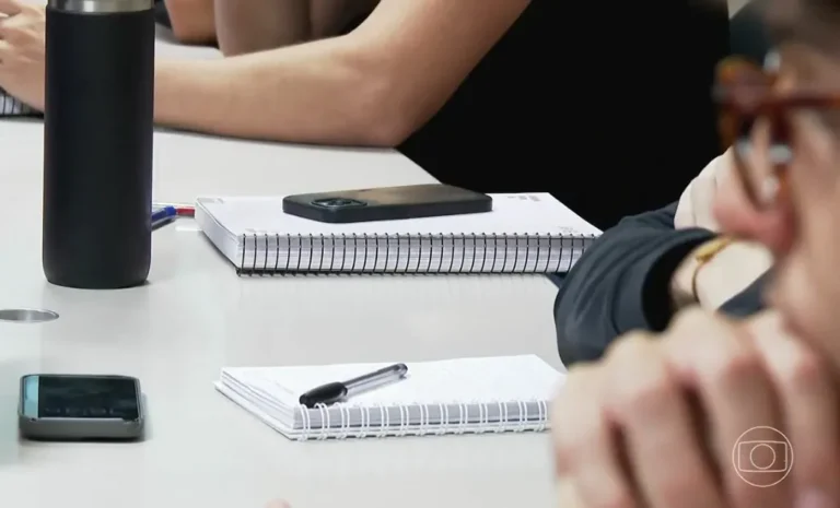 Universidades paulistas restringem celulares e reacendem debate sobre aprendizagem no ensino superior