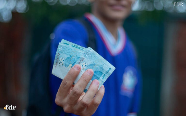 Programa remunerado em Dados e IA garante bolsa de R$ 1.500 e chance de contratação imediata